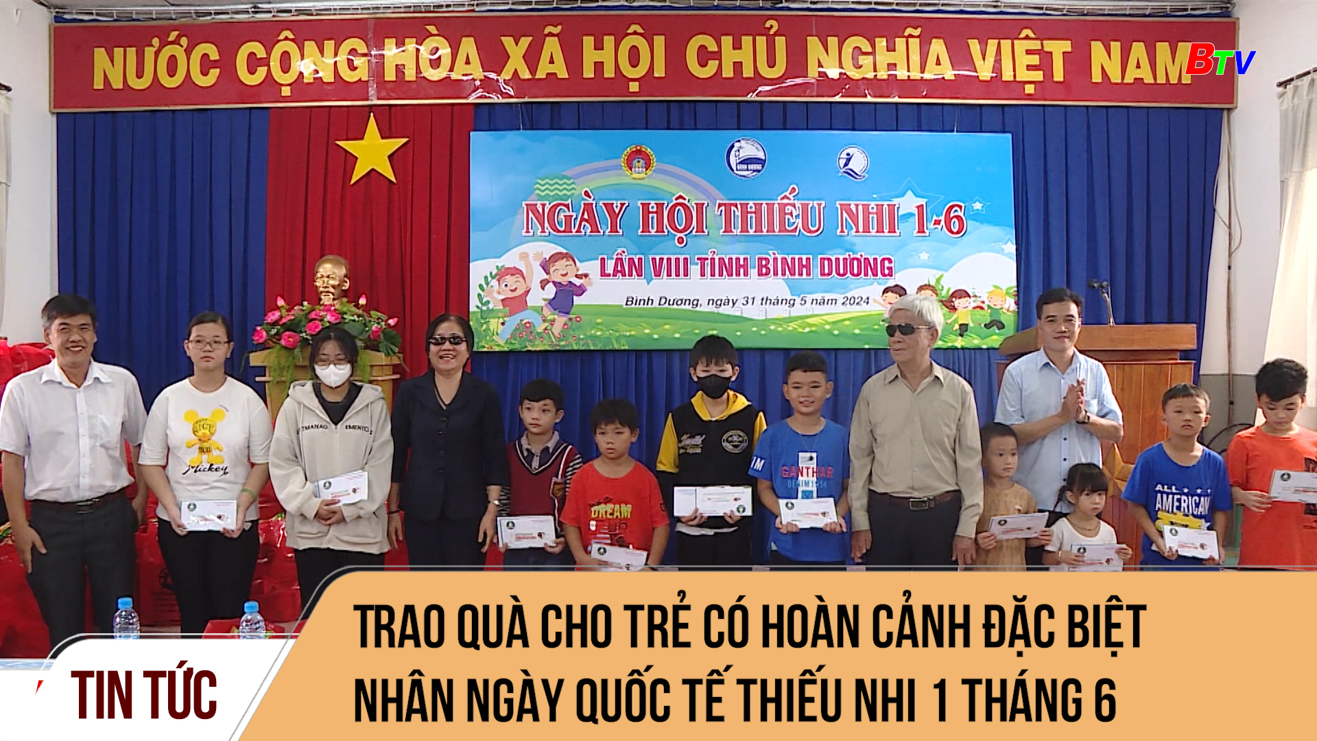 Trao quà cho trẻ có hoàn cảnh đặc biệt nhân ngày Quốc tế Thiếu nhi 1 tháng 6